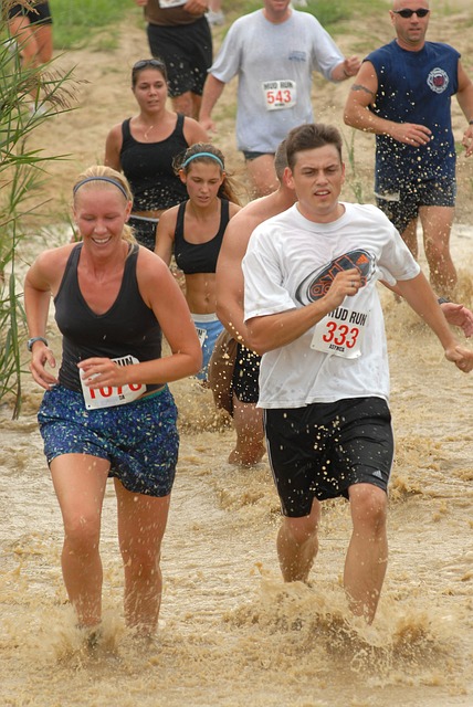 Une course dans la boue pour votre séminaire sportif extrême à Lyon!