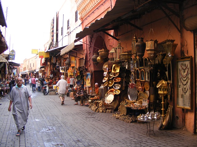 Promenez-vous dans les rues de Marrakech pour profiter des souks pendant votre séminaire au Maroc.