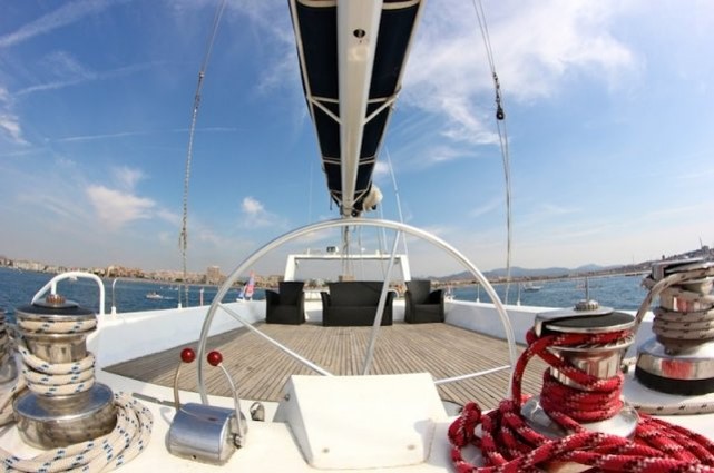 Pour votre séminaire à Saint-Tropez, une croisière en maxi- catamaran!