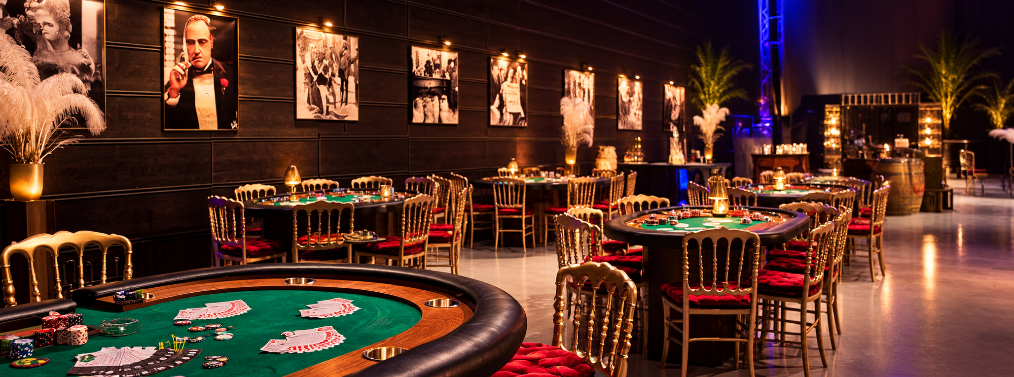 Soirée d'entreprise Années Folles avec tables de casino et décoration Gatsby